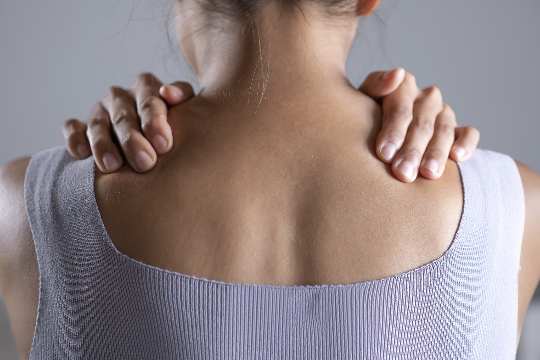woman has shoulder pain 
