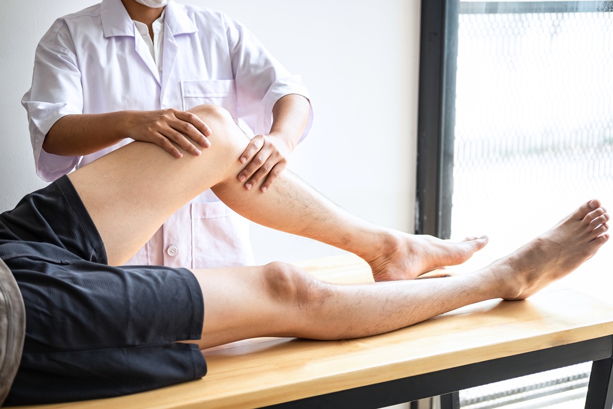 man receiving knee therapy from medical profession 2026